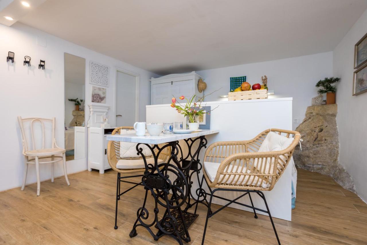 Charming Studio Apartment At House Rustica With Terrace And Nearby Parking ปูนัต ภายนอก รูปภาพ