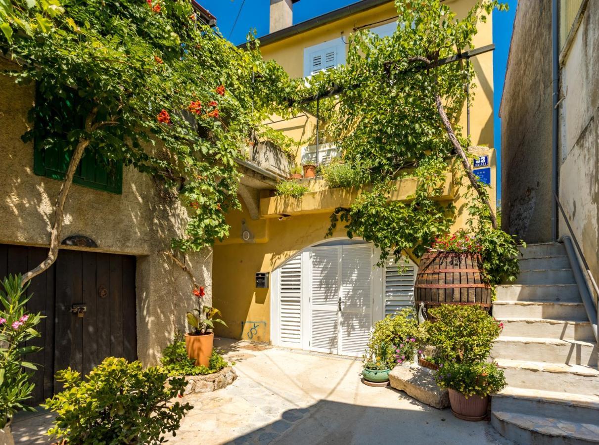 Charming Studio Apartment At House Rustica With Terrace And Nearby Parking ปูนัต ภายนอก รูปภาพ